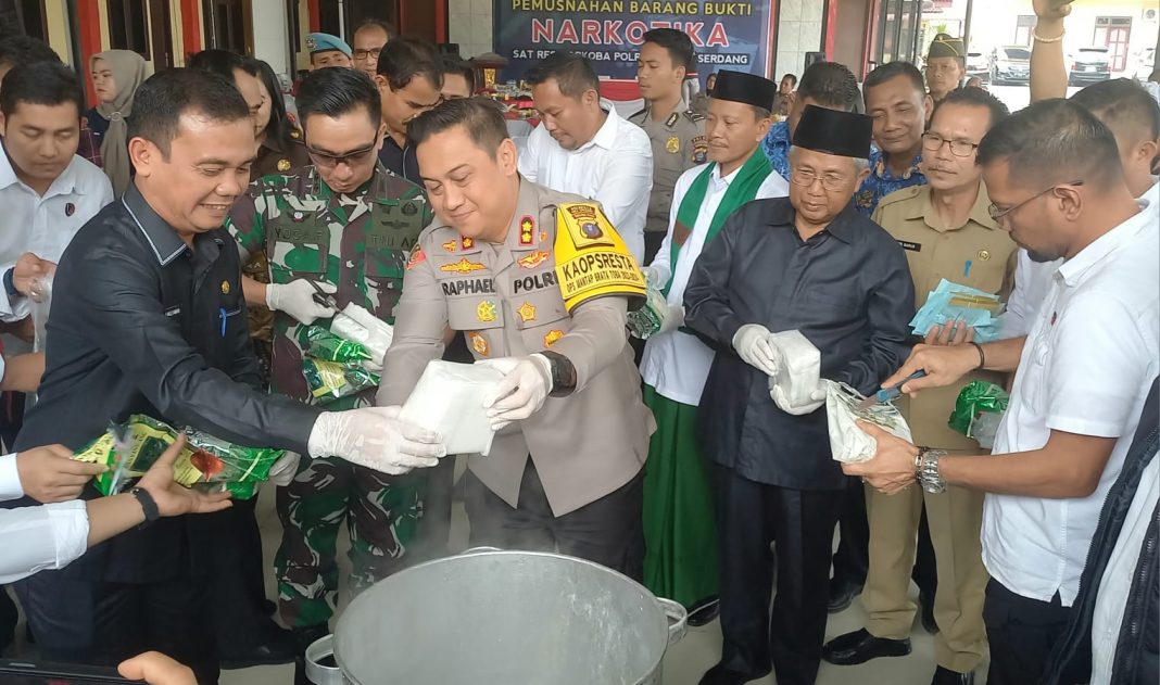 Kapolresta Deliserdang AKBP Raphael Sandhy Cahya Priambodo SIK bersama undangan melakukan pemusnahan narkotika dengan cara direbus di Lubukpakam, Selasa (17/10/2023).