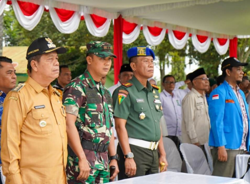 Bupati Simalungun Radiapoh Hasiholan Sinaga mengikuti apel gelar pasukan Operasi Mantap Brata Toba 2023-2024, di Lapangan Koramil Model, Jalan Asahan, Kecamatan Siantar, Selasa (17/10/2023). (Dok/Kominfo Simalungun)