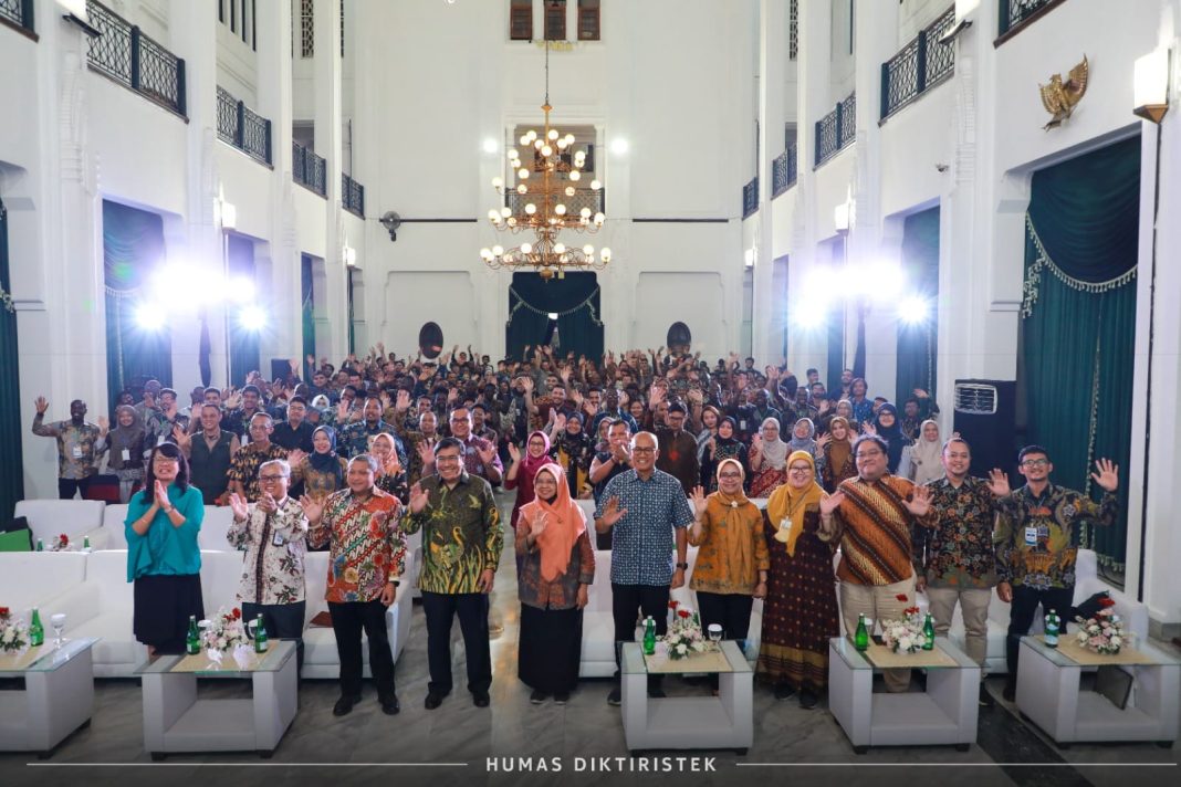 Pembukaan International Student Summit tahun 2023, di Bandung, Senin (16/10/2023). (Dok/Kemendikbudristek RI)