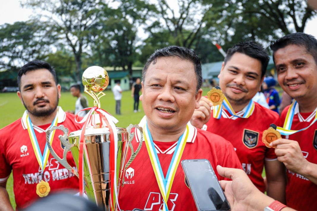 Kapten Kesebelasan Pemko Medan, Benny Sinomba Siregar yang juga Kepala Badan Pendapatan Daerah Kota Medan mengaku bersyukur atas kemenangan yang telah diraih timnya. (Dok/Kominfo Medan)