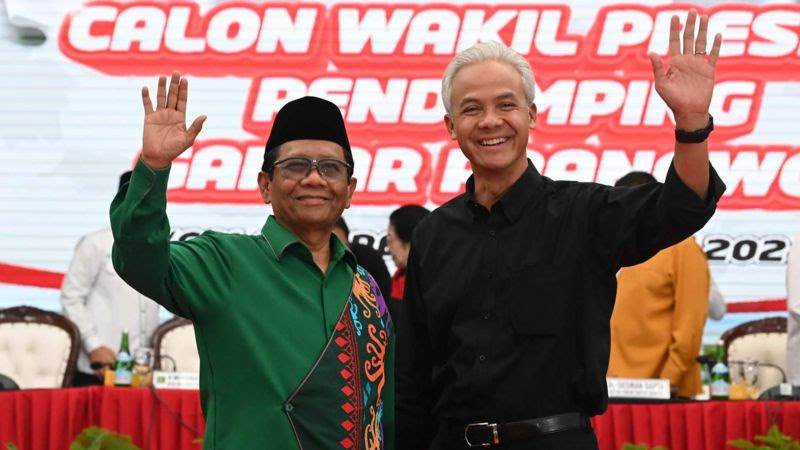 Balon Presiden dari PDI Perjuangan Ganjar Pranowo (kanan) dan Balon Wapres Mahfud Md (kiri) melambaikan tangan saat pengumuman Balon Wakil Presiden pada Pilpres 2024 di Kantor DPP PDI Perjuangan, Jakarta, Rabu (18/10/2023).