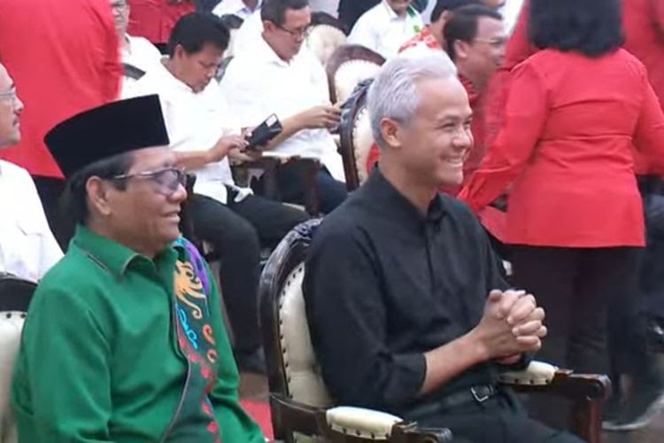 Bakal Capres PDI Perjuangan dan Bakal Cawapres PDI Perjuangan, Ganjar Pranowo dan Mahfud Md duduk berdampingan di Kantor DPP PDI Perjuangan, Jalan Diponegoro, Menteng, Jakarta, Rabu (18/10/2023).