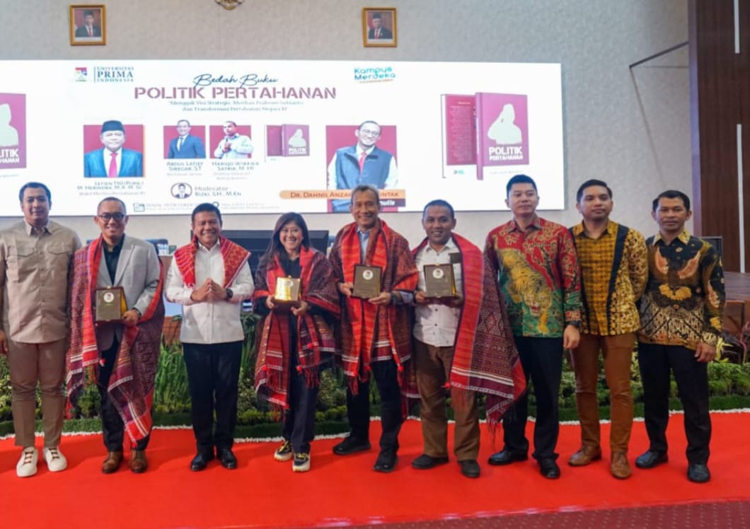 Bedah Buku 'Politik Pertahanan’ yang ditulis oleh Dr Dahnil Azhar Simanjuntak di UNPRI menghadirkan Wakil Menteri Pertahanan Republik Indonesia Letjen TNI (Purn) Muhammad Herindra MA MSc dan foto bersama. (Foto ist)