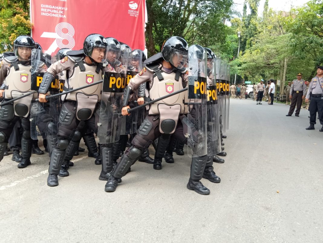 Personel Polres Tebingtinggi melaksanakan Sispam Kota di Kantor KPU Tebingtinggi, Jalan RS Umum, Kelurahan Pasar Baru, Kecamatan Tebingtinggi, Rabu (18/10/23). (Dok/Humas Polres Tebingtinggi)