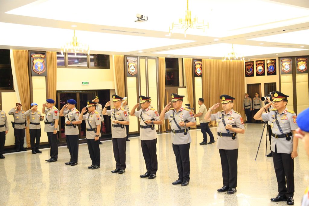 Kapolri Jenderal Polisi Listyo Sigit Prabowo memimpin acara sertijab dari Komjen Pol Revandoko dan lima Kapolda, di Rupattama Mabes Polri, Rabu (18/10/2023). (Dok/Humas Polri)