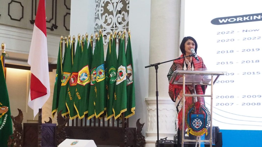 Kepala Puspeka Rusprita Putri Utami saat memberikan paparan dalam pembukaan Bimtek Fasilitator Guru Program Roots SMA, SMK, dan SLB di Aula Raja Inal Siregar, Kantor Pemerintahan Provinsi Sumut, Selasa (17/10/2023). (Dok/Kemendikbudristek RI)