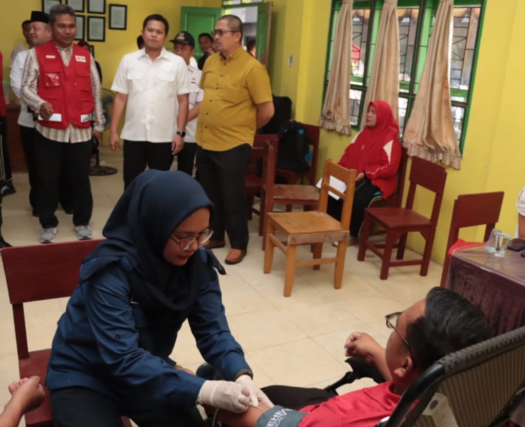 Usai membuka, Wakil Bupati Sergai Adlin Tambunan meninjau pelaksanaan donor darah yang diinisiasi Yayasan Musda Perbaungan, Rabu (18/10/2023). (Dok/Kominfo Sergai)