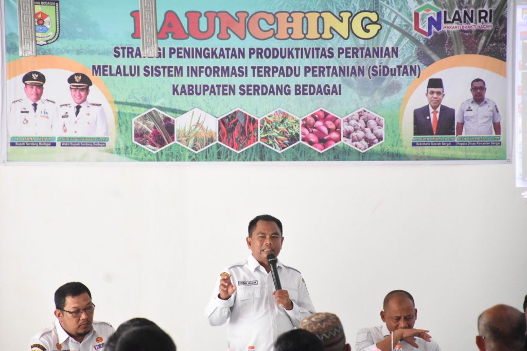 Bupati Sergai H Darma Wijaya berikan kata sambutan saat menghadiri launching strategi peningkatan produktivitas pertanian melalui SiDuTAN Kabupaten Sergai di Aula Dinas Pertanian Kabupaten Sergai, Sei Rampah, Rabu (18/10/2023). (Dok/Kominfo Sergai)