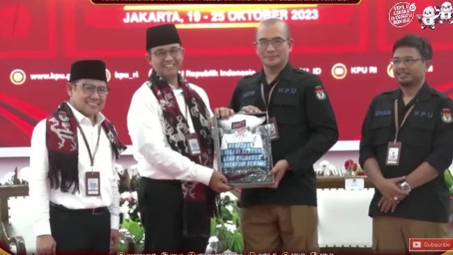 Anies dan Ketua KPU Bertukar Cendera Mata Usai Resmi Daftar Pilpres 2024, Kamis (19/10/2023).