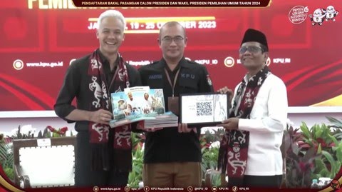 Bakal calon Presiden Ganjar Pranowo bersama bakal calon Wakil Presiden Mahfud MD saat melakukan pendaftaran bakal pasangan calon presiden dan wakil presiden Pemilu 2024 di Gedung KPU, Jakarta, Kamis (19/10/2023). (Tangkapan Layar Youtube PDI Perjuangan)