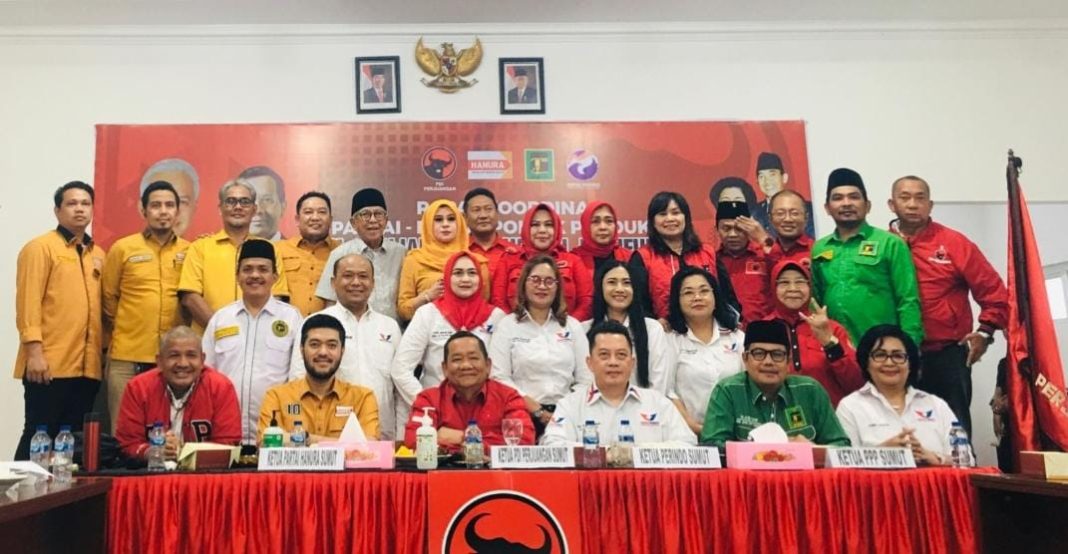 Ketua DPD PDI Perjuangan Sumut Rapidin Simbolon foto bersama dengan Ketua DPD Hanura Sumut El Adrian Shah SE, Ketua DPW Perindo Sumut Ir Rudi Zulham Hasibuan, Sekretaris DPW PPP Sumut H Usman Efendi Sitorus beserta jajaran pengurus partai pengusung Ganjar-Mahfud di Aula Bung Karno Kantor DPD PDI Perjuangan Sumut, Jalan Jamin Ginting Medan, Kamis (19/10/2023). (Dok/PDI Perjuangan Sumut)