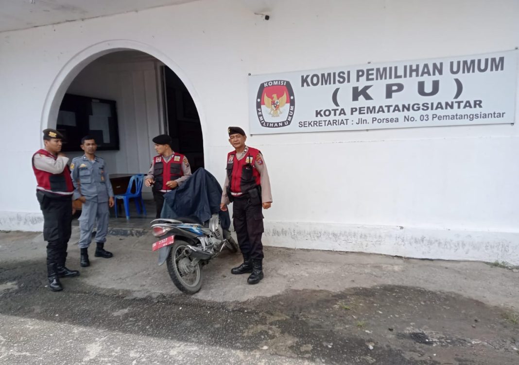 Personel Sat Samapta Polres Pematangsiantar patroli dialogis di kantor KPU Pematangsiantar di Jalan Porsea, Kamis (19/10/2023). (Dok/Humas Polres Pematangsiantar)