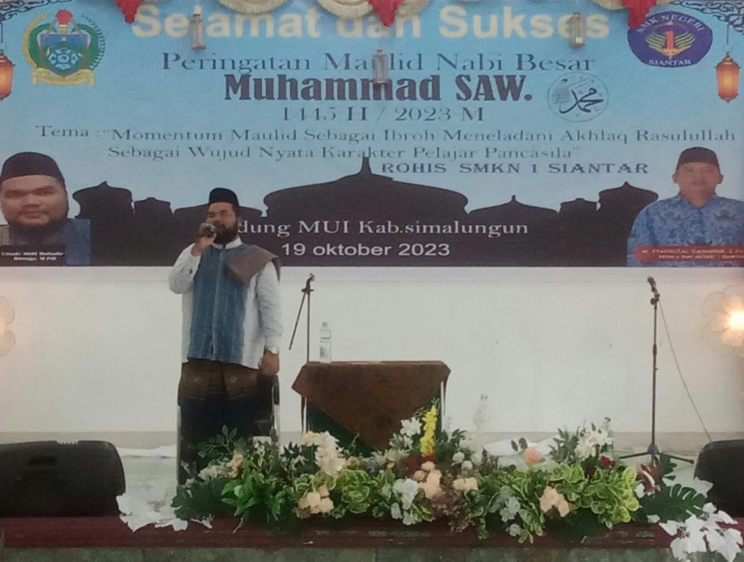 Ustadz Muhadir Ritonga SPdI menyampaikan tausyiah kepada ratusan siswa SMKN 1 Siantar Kabupaten Simalungun pada peringatan Maulid Nabi Muhammad SAW 1445 H, di Gedung MUI Simalungun, Kamis (19/10/2023).