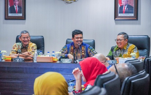 Wali Kota Bobby Nasution saat memimpin Rapat Lanjutan Persiapan Uji Coba Marketplace Kedan di Balai Kota Medan, Kamis (19/10/2023) sore. (Dok/Kominfo Medan)