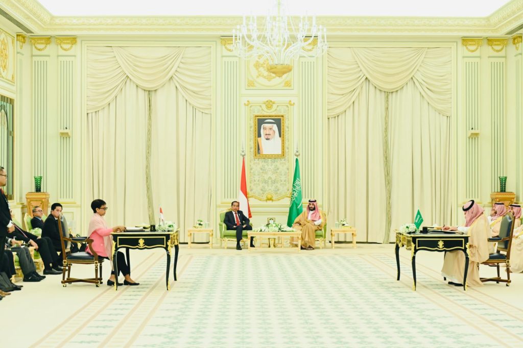 Presiden Jokowi dan PM Arab Saudi menyaksikan penandatanganan sejumlah MoU antara pemerintah Indonesia dan Kerajaan Arab Saudi, Kamis (19/10/2023). (Dok/BPMI Setpres)