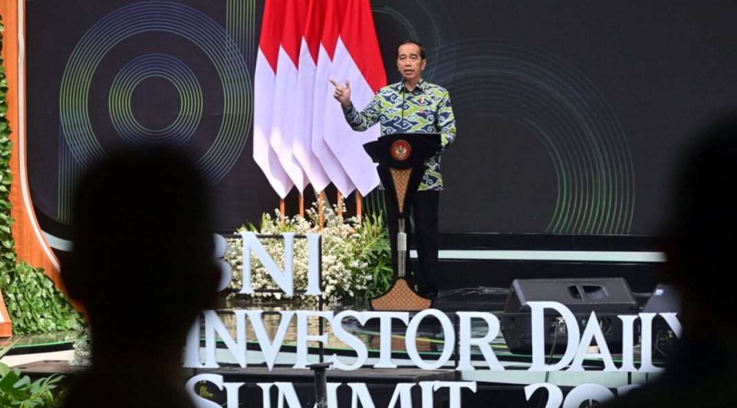 Presiden Jokowi secara resmi membuka Investor Daily Summit 2023 yang digelar di Hutan Kota by Plataran, Senayan, Jakarta, Selasa (24/10/2023).