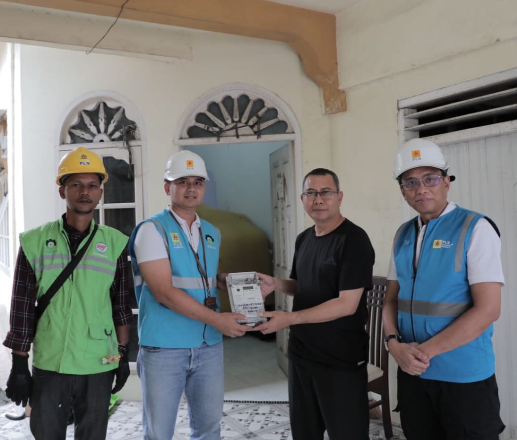 Petugas penggantian smart meter AMI, Manager PLN ULP Helvetia Dedy Evandry Bangun, Pelanggan PLN Helvetia, Ali Ginting, General Manager PLN UID Sumut Awaluddin Hafid secara simbolis melakukan penyerahan pemasangan smart meter AMI, Minggu (22/10/2023). (Dok/PLN)