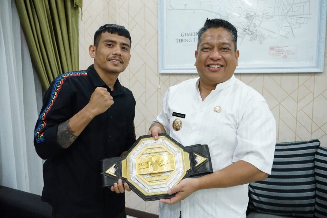 Pj Wali Kota Syarmadani foto bersama petarung MMA asal Kota Tebingtinggi Rustam Hutajulu usai audiensi di Rumah Dinas Wali Kota, Jalan Sutomo, Rabu (25/10/2023) sore. (Dok/Kominfo Tebingtinggi)