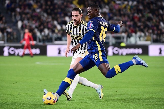 Duel Adrien Rabiot (kiri) dan Martin Hongla dalam laga Juventus vs Verona pada pekan ke-10 Serie A 2023/2024, Minggu (29/10/2023) dini hari WIB.