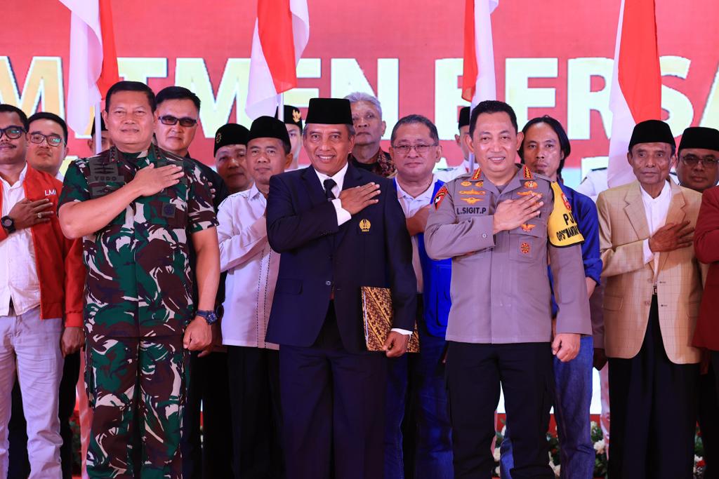 Kapolri Jenderal Polisi Listyo Sigit Prabowo dan Panglima TNI Laksamana Yudo Margono foto bersama dengan lainnya saat menghadiri Deklarasi Pemilu Aman Damai di Lapangan Rampal, Malang, Jawa Timur, Sabtu (21/10/2023). (Dok/Humas Polri)