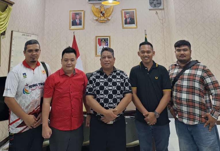 Pj Wali Kota Tebingtinggi Syarmadani foto bersama Ketua panitia Wushu Sumut didampingi pengurus lainnya saat beraudiensi, Minggu (29/10/2023). (Dok/Kominfo Tebingtinggi)