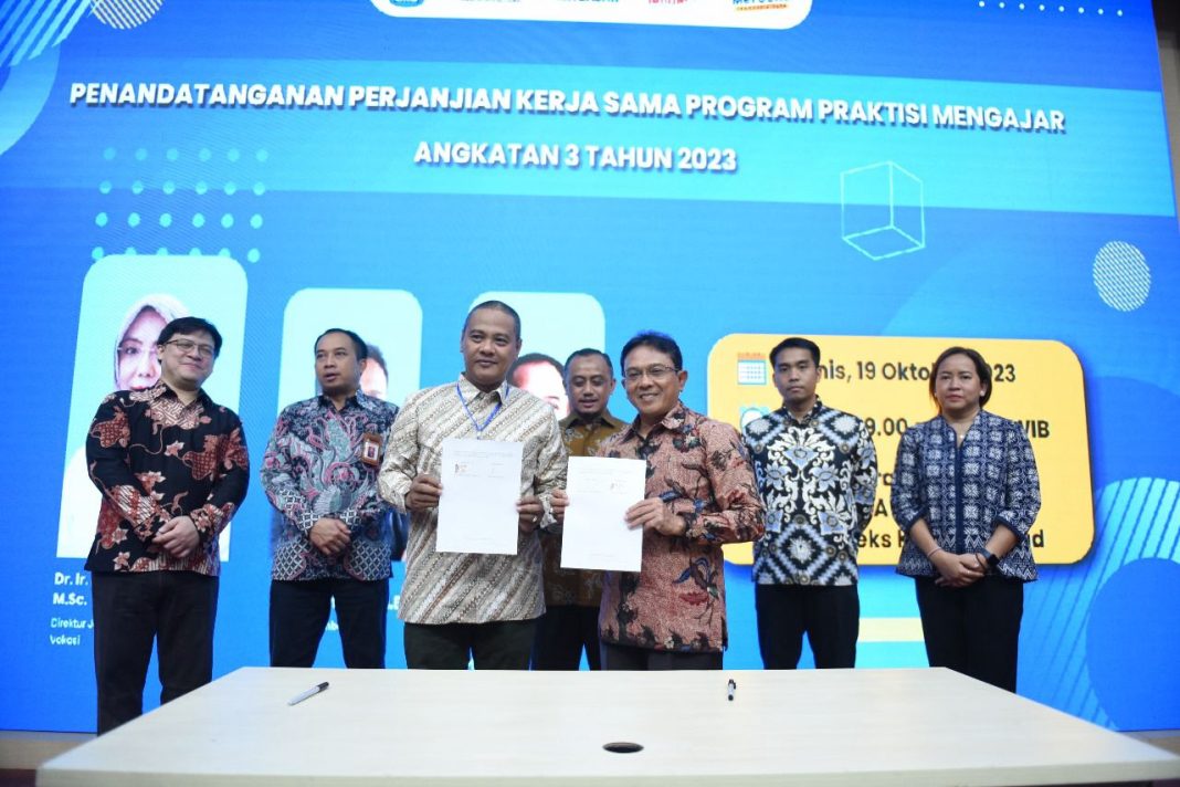 Kemendikbudristek RI melalui Direktorat Jenderal Pendidikan Tinggi, menandatangani PKS dengan 227 perguruan tinggi yang tergabung sebagai PTP Program Praktisi Mengajar Angkatan 3, di Gedung A, Kantor Kemendikbudristek, Senayan, Jakarta, Kamis (19/10/2023). (Dok/Kemendikbudristek RI)