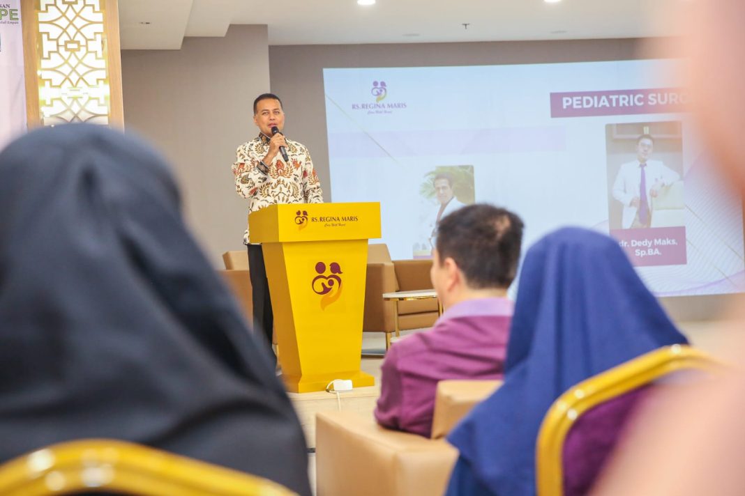 Ketua PMI Medan Musa Rajekshah memberikan kata sambutan sebelum meresmikan Bank Darah RS Regina Maris Medan di rumah sakit tersebut, Minggu (22/10/2023). (Dok/Forwakes Sumut)