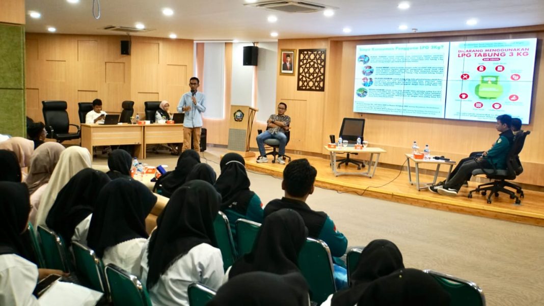 Area Manager Comm, Rel & CSR Pertamina Patra Niaga Regional Sumbagut, Susanto August Satria menyampaikan materi dalam Sosialisasi Transformasi Digital Penyaluran Energi Bersubsidi di Aula FKM UINSU, Medan, Selasa (24/10). (Dok/Pertamina)