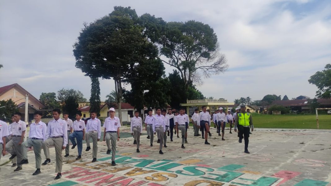 Siswa/i dari tingkat SMP dan SMA/SMK se Kota Pematangsiantar saat menjalani pelatihan PKS binaan Lapangan Aspol Polres Pematangsiantar, Sabtu (21/10/2023). (Dok/Humas Polres Pematangsiantar)