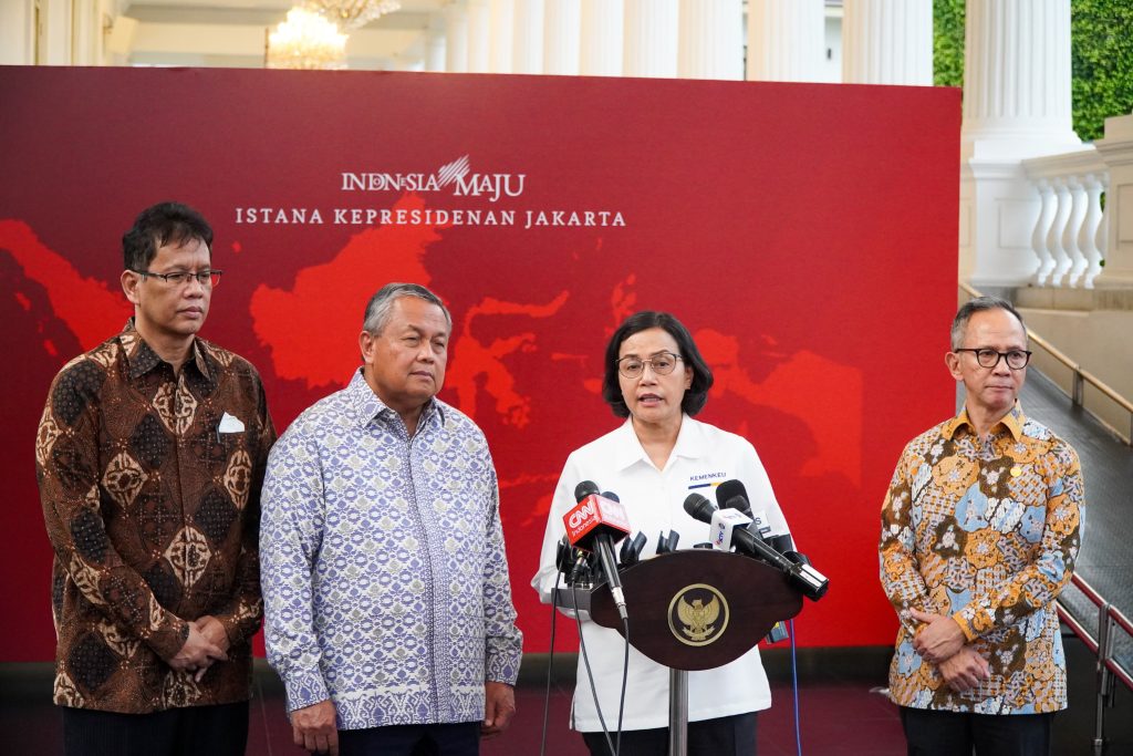 Menkeu Sri Mulyani, Gubernur BI Perry Warjiyo, Ketua DK OJK Mahendra, dan Ketua DK LPS Yudhi Purbaya memberikan keterangan pers di Kompleks Istana Kepresidenan, Jakarta, Senin (23/10/2023). (Dok/BPMI Setpres)