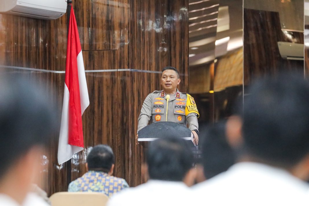 Kapolda Sumut Irjen Pol Agung Setya Imam Effendi memberi arahan saat gelar latihan pra Operasi Sikat Toba 2023 dalam memberantas tindak pidana kejahatan jalanan di Mapolda Sumut, Jumat (27/10/2023). (Dok/Polda Sumut)