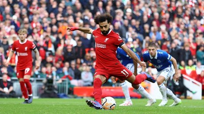 Mohamed Salah mengantar Liverpool menang atas Everton.