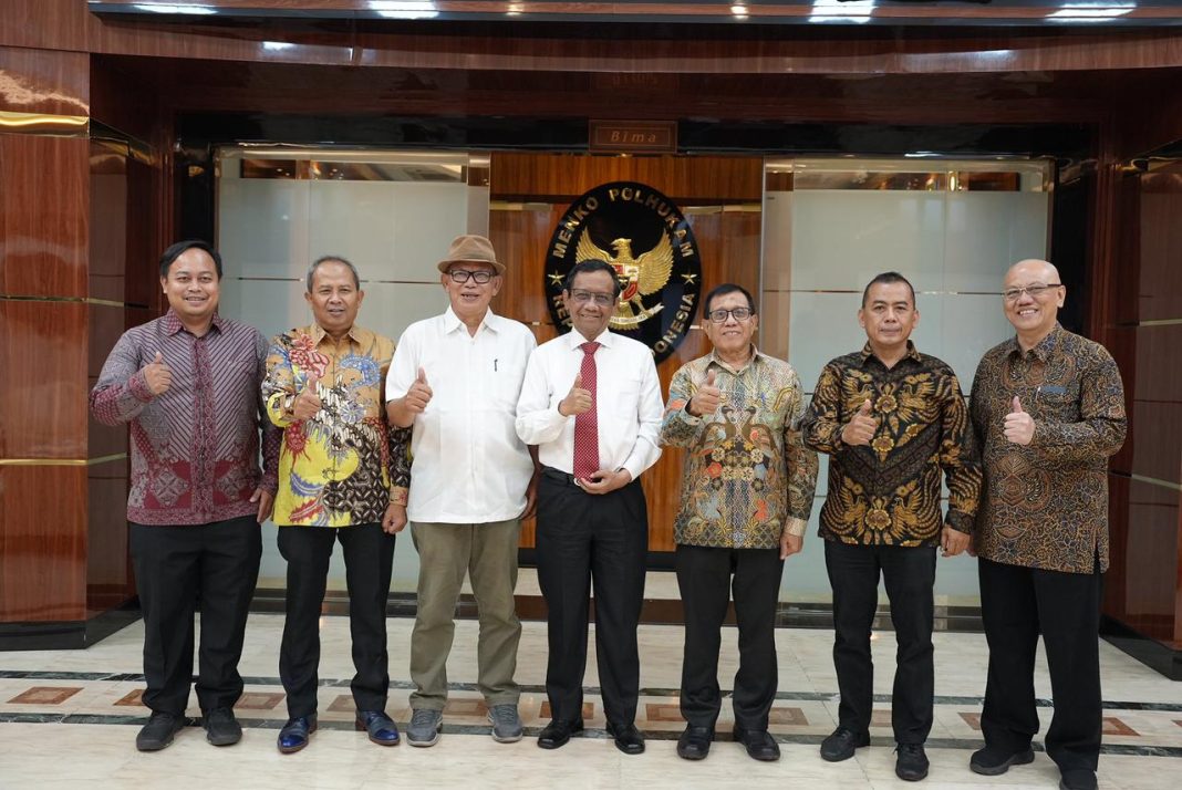 Menkopolhukam Mahfud MD foto bersama dengan Ketua Umum PWI Pusat Hendry Ch Bangun dan rombongan, di ruang kerja Menkopolhukam, Jakarta, Jumat (27/10/2023). (Dok/PWI)