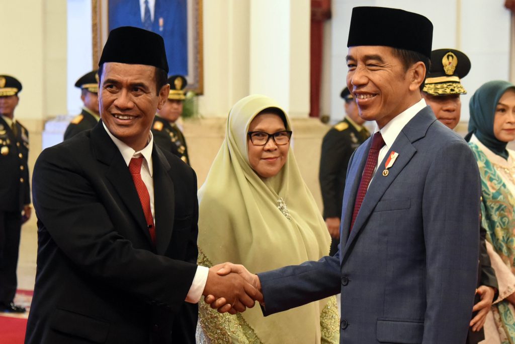 Presiden Jokowi memberikan ucapan selamat usai melantik Mentan Andi Amran Sulaiman di Istana Negara, Jakarta, Rabu (25/10/2023). (Dok/Humas Setkab)