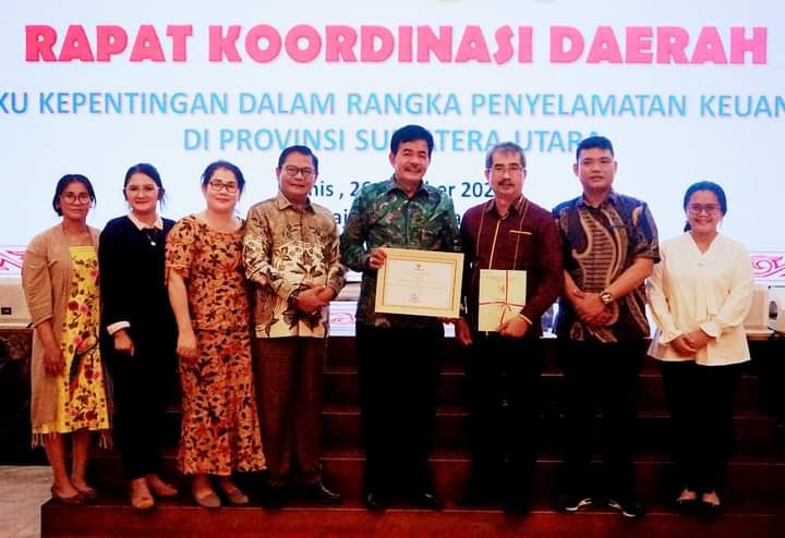 Bupati Nias Barat Khenoki Waruwu berfoto bersama rombongan usai terima piagam penghargaan MCP KPK Tahun 2023, Kamis (23/10/2023). (Dok/Kominfo Nias Barat)