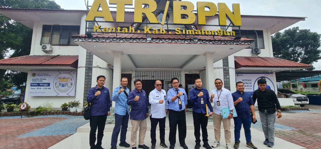 PT PLN UIP SBU menggelar Rakor Pendampingan Hukum Splitsing Sertifikasi Aset di lahan PTPN III di Kantah Kabupaten Serdang Bedagai dan Simalungun, foto bersama, Selasa (24/10/2023). (Dok/PLN)