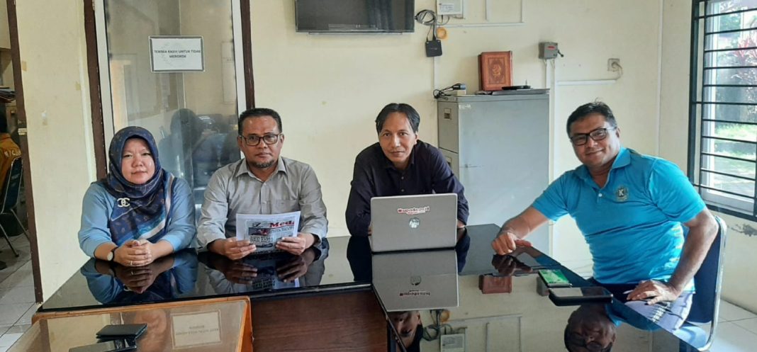 Ketua Panpel Sugiatmo didampingi Sekretaris Austin Tumengkol, Bendahara Marini Rizka Handayani, dan Seksi Acara David Swayana usai rapat panitia di kantor PWI Sumut, Selasa (31/10/2023). (Dok/PWI Sumut)