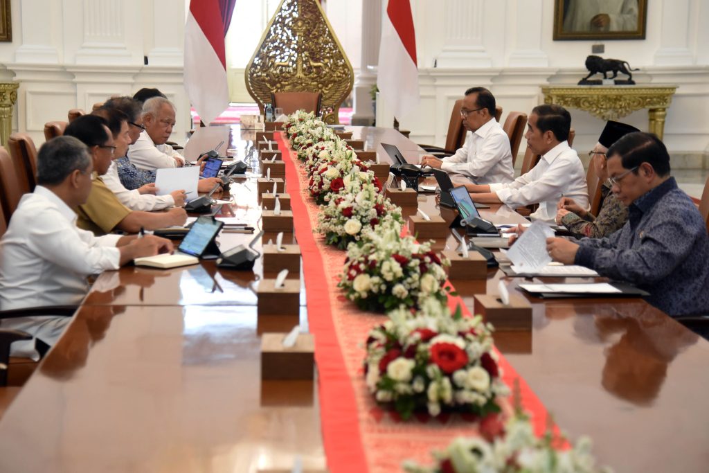 Presiden Jokowi memimpin ratas mengenai SPAM, di Istana Merdeka, Jakarta, Senin (23/10/2023). (Dok/Humas Setkab)