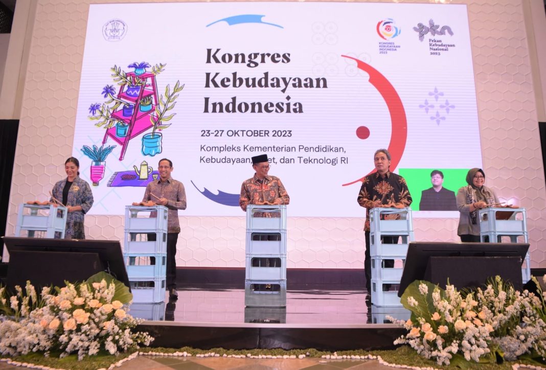 Mendikbudristek RI Nadiem Makarim bersama lainnya membuka secara resmi KKI 2023, yang akan berlangsung pada tanggal 23-27 Oktober 2023 di kompleks Kemendikbudristek RI, Senin (23/10/2023). (Dok/Kemendikbudristek RI)