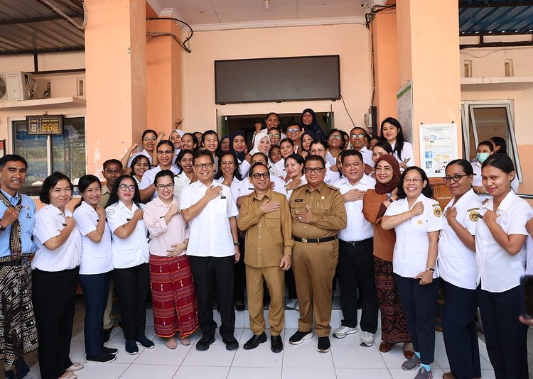 Menteri Kesehatan RI Budi Gunadi Sadikin memulai program pencegahan DBD melalui teknologi Wolbachia di Kota Kupang, Provinsi Nusa Tenggara Timur, Selasa (24/10/2023). (Dok/Kemenkes RI)