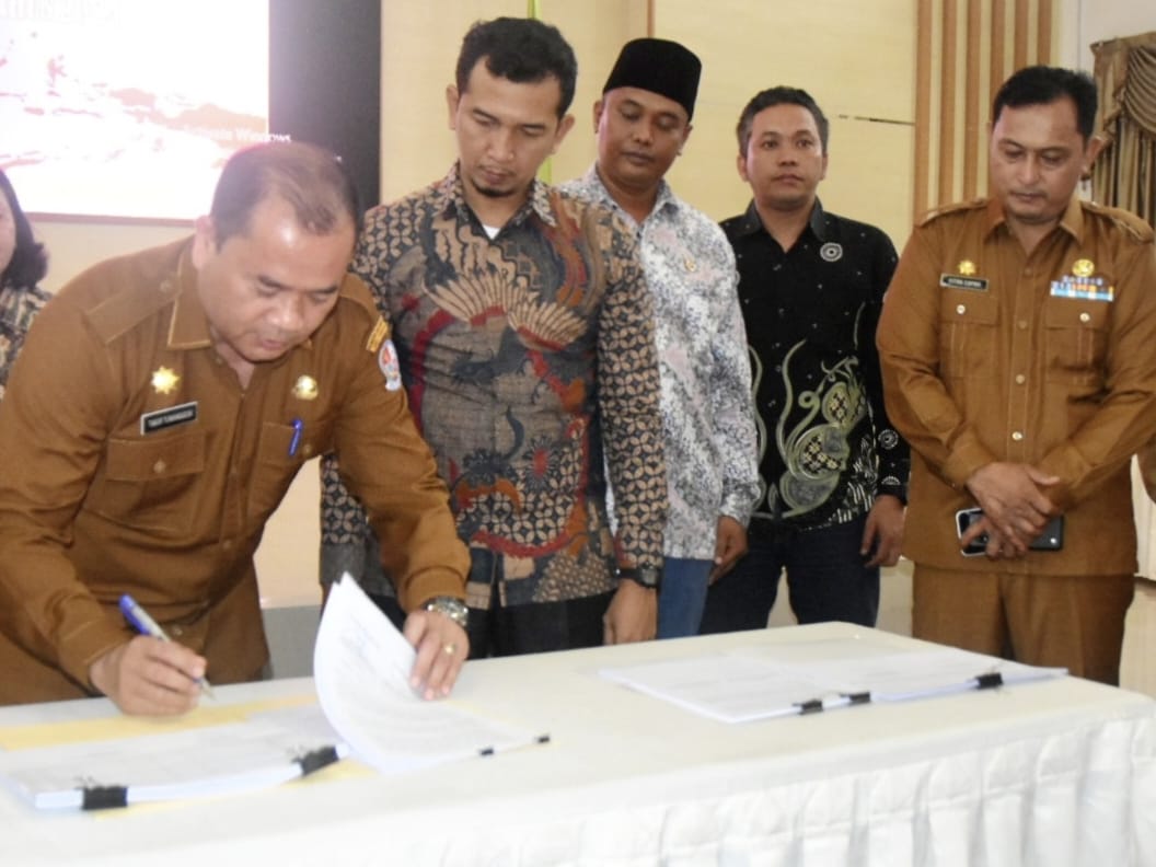 Sekda Kabupaten Deliserdang H Timur Tumanggor SSos MAP melakukan penandatanganan berita acara pembahasan bersama pendanaan kegiatan pemilihan bupati dan wakil bupati tahun 2024 di Aula Cendana, Lantai II, Kantor Bupati Deliserdang, Selasa (24/10/2023). (Dok/Kominfo Deliserdang)