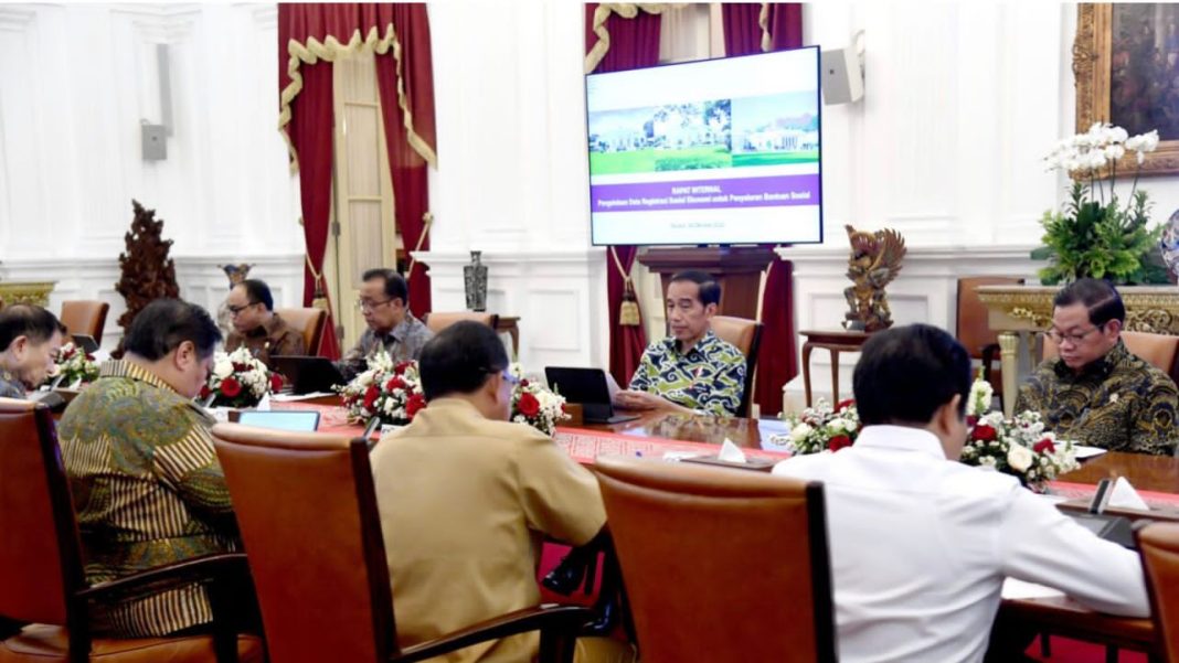 Presiden Jokowi menggelar rapat terbatas bersama sejumlah Menteri Kabinet Indonesia Maju yang membahas terkait pengelolaan data Regsosek di Istana Merdeka Jakarta.