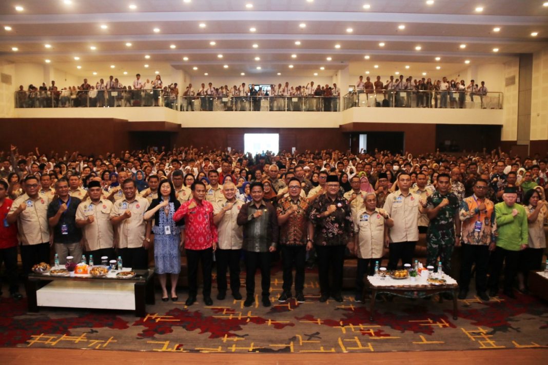 Pj Gubernur Sumut Dr Hassanudin foto bersama dengan lainnya usai melakukan pengukuhan Satuan Tugas Sekolah Bersinar Provinsi Sumut, di Aula Kampus Politeknik Wilmar Bisnis Indonesia, Jalan Warakauri, Kecamatan Percut Seituan, Deliserdang, Jumat (20/10/2023). (Dok/Kominfo Sumut)