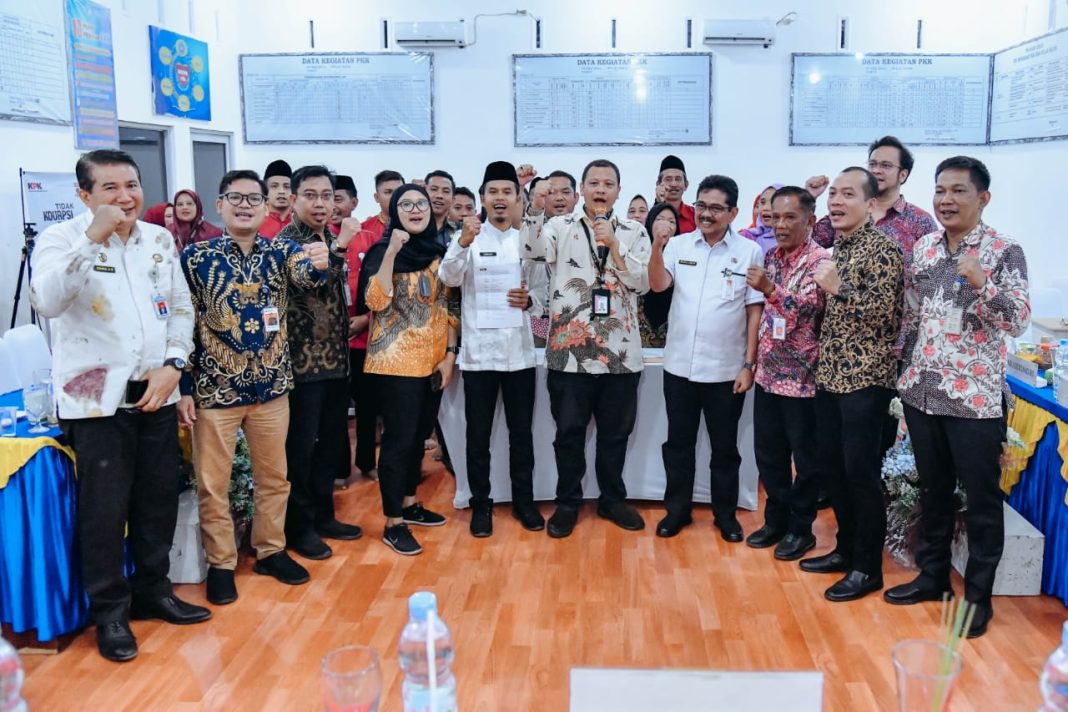 Penilaian akhir indikator Desa Antikorupsi oleh KPK dilakukan di kantor Desa Pulau Sejuk, Kamis (26/10/2023). (Dok/Kominfo Batubara)