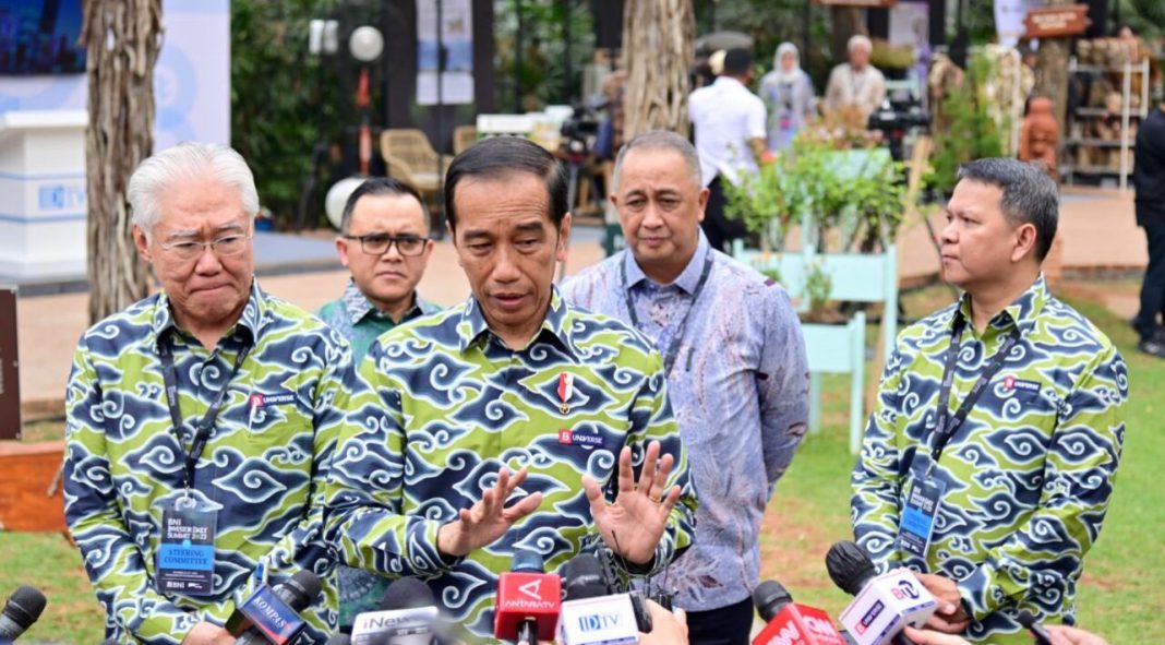 Presiden Jokowi memberikan keterangan kepada media setelah resmi membuka Investor Daily Summit 2023 yang digelar di Hutan Kota by Plataran, Senayan, Jakarta, Selasa (24/10/2023).