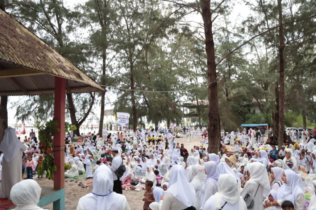 Ratusan peserta didik dari berbagai sekolah PAUD menghadiri Peragaan Manasik Haji tingkat pendidikan usia dini se Kabupaten Sergai yang dibuka Bunda PAUD Ny Hj Rosmaida Darma Wijaya di Pantai Cemara Kembar Desa Naga Lawan Kecamatan Perbaungan, Senin (23/10/2023). (Dok/Kominfo Sergai)