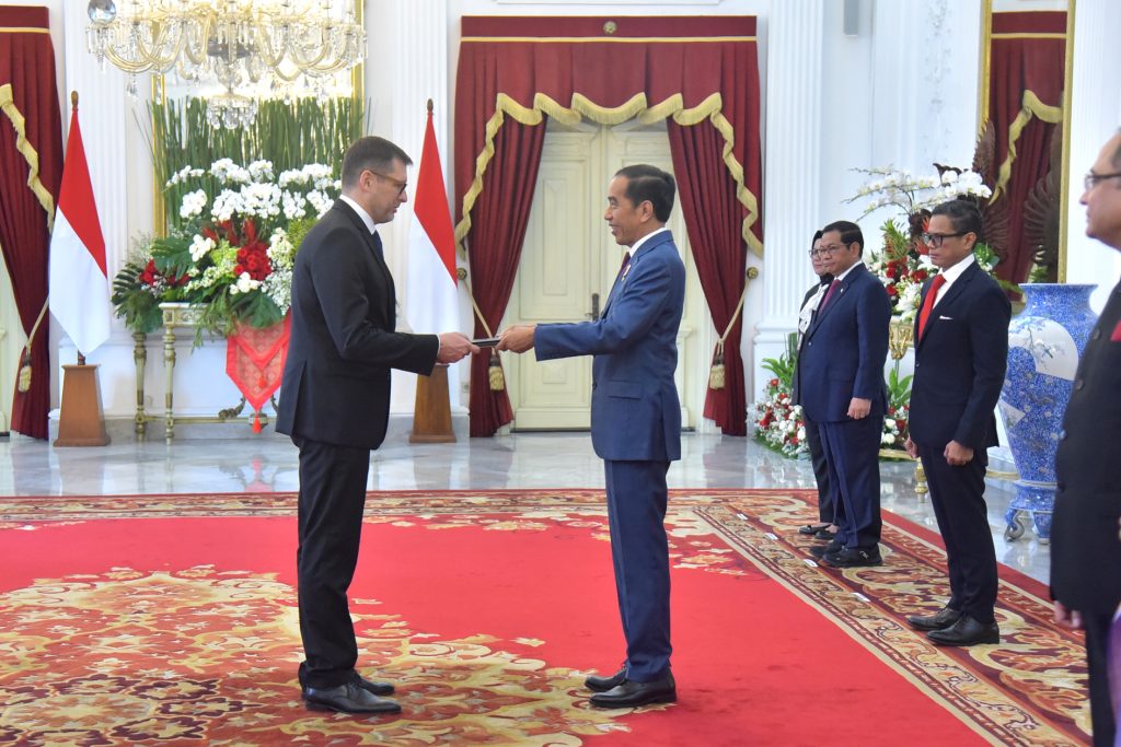 Presiden Jokowi saat menerima surat kepercayaan dari para dubes LBPP di Istana Merdeka, Jakarta, pada Senin (23/10/2023). (Dok/Humas Setkab)