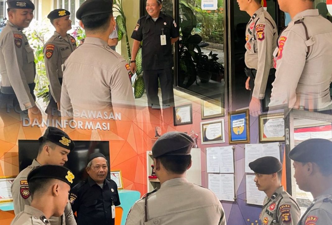 Personel Direktorat Samapta Polda Kaltim melaksanakan operasi pengamanan di Kantor KPU Provinsi Kaltim yang terletak di Kota Samarinda.