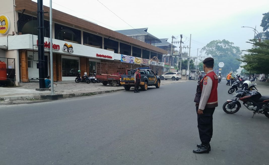 Personel Samapta Polres Pematangsiantar saat menggiatkan patroli presisi di area publik wilayah Kota Pematangsiantar, Sabtu (21/10/2023). (Dok/Humas Polres Pematangsiantar)