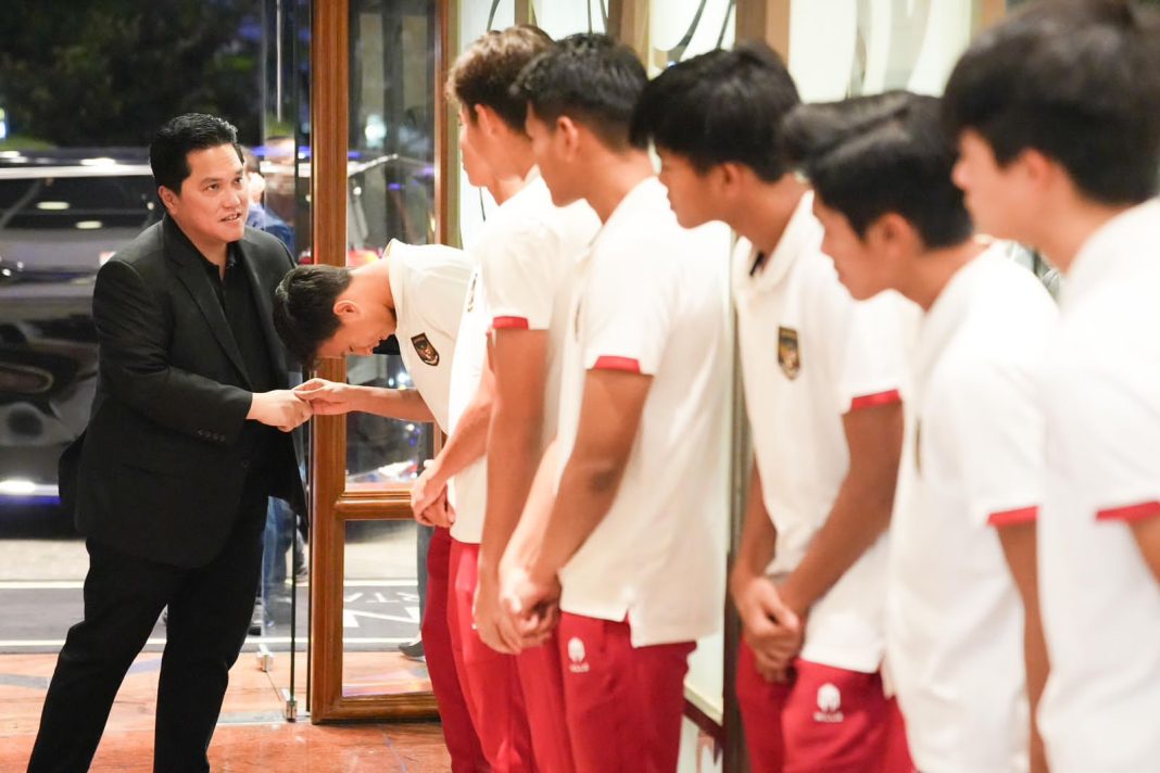 Ketua Umum PSSI Erick Thohir menyalami pemain Tim U-17 Indonesia. (Dok/PSSI)